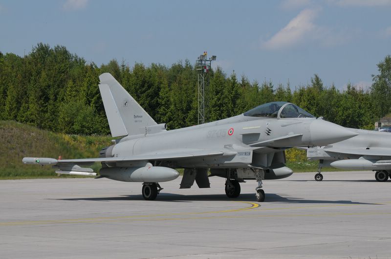 comp_pic25 by Jens Schymura.jpg - Italian EF-2000 from 37° Stormo at Laage after the last chance-check is done by Italian Air Force ground crews 